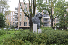 909212 Afbeelding van een bronzen beeldhouwwerk bij het zorgcentrum Careyn De Buitenhof (Winklerlaan 361) te Utrecht.